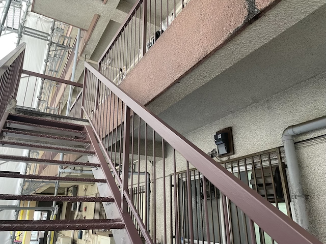 川口　鉄骨階段塗装工事　上塗り完成